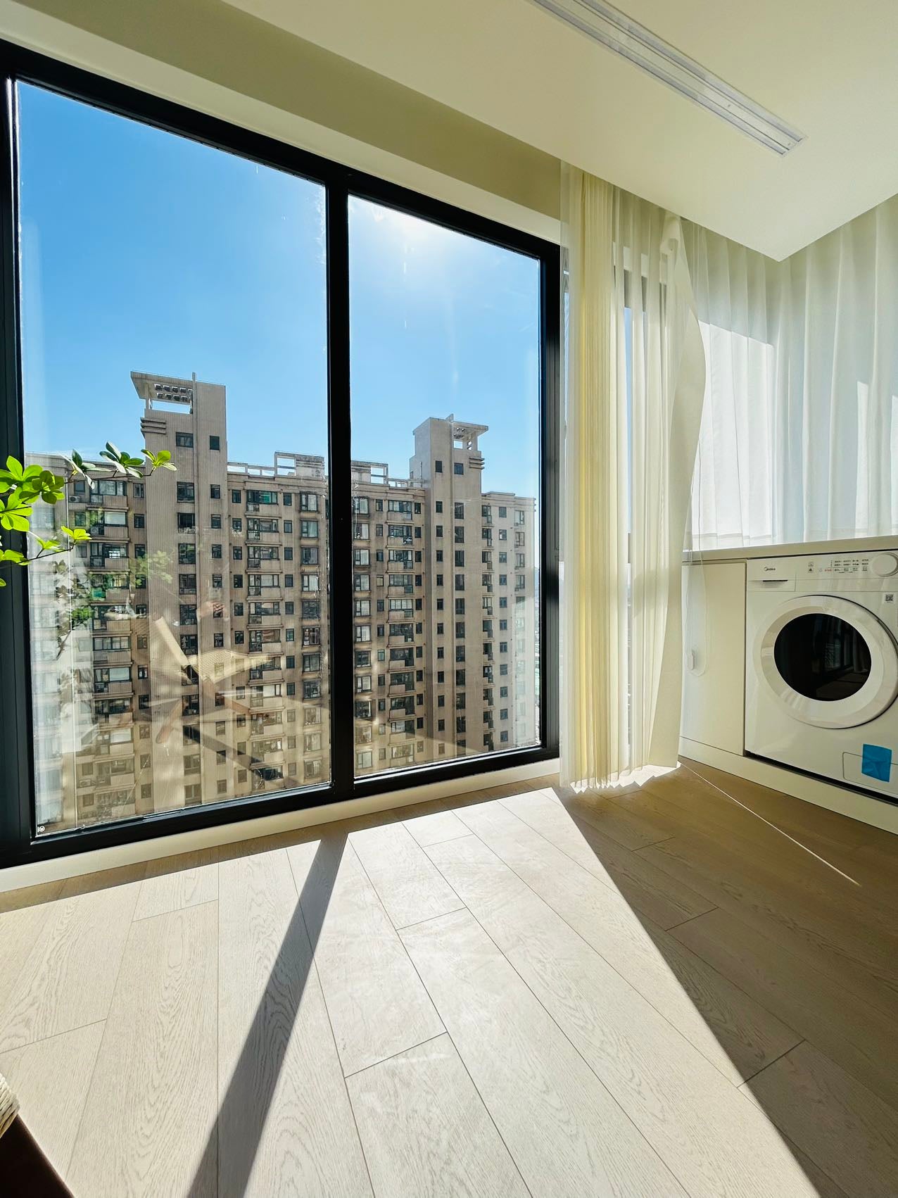 Bright 2br at loushanguan rd 虹桥万博花苑2房
