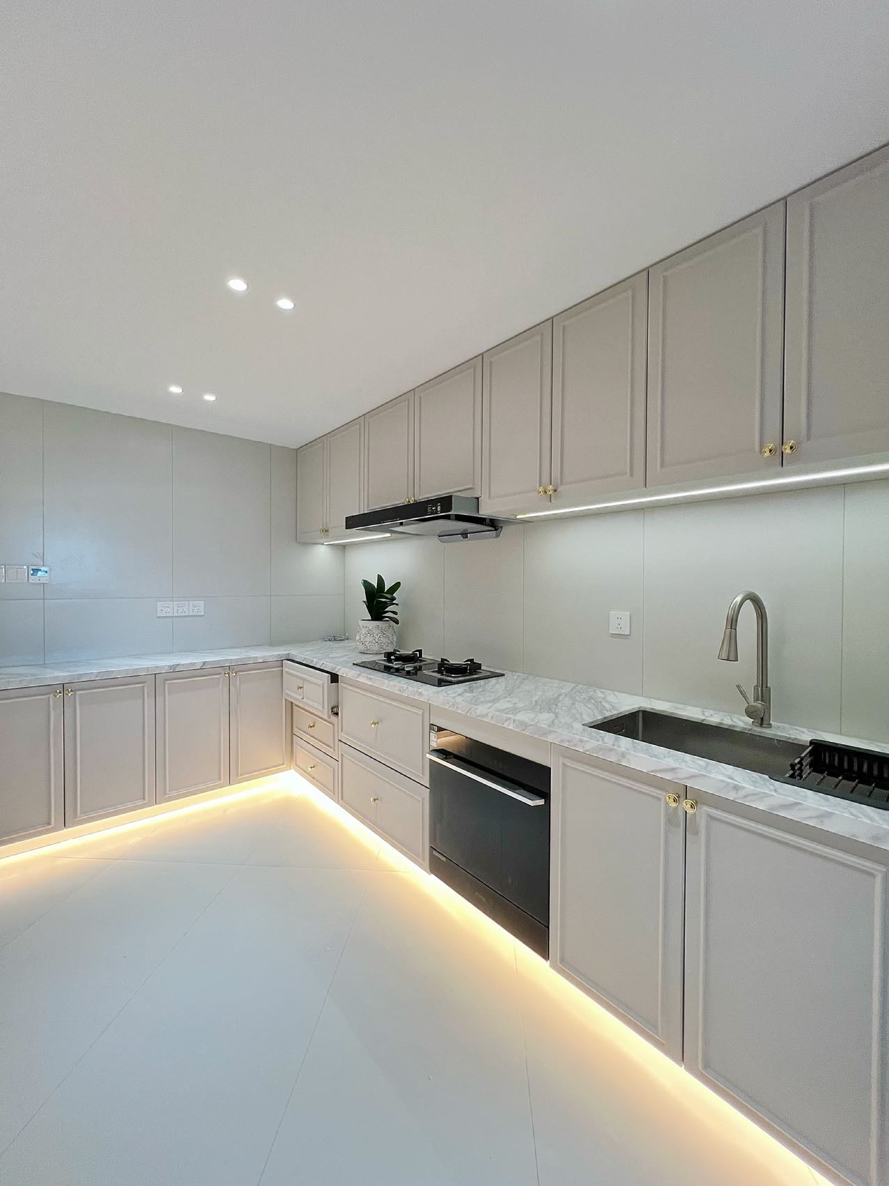 Spacious 3br + study apt 260sqm in Gubei 伦敦广场3+1房