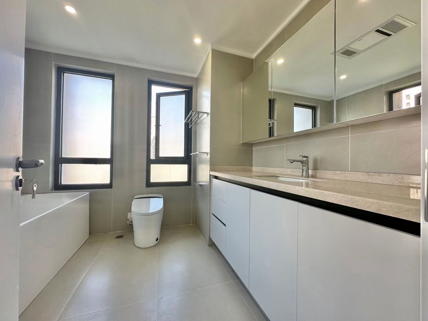 Modern 4br 210sqm at jinqiao 碧云晓园4房