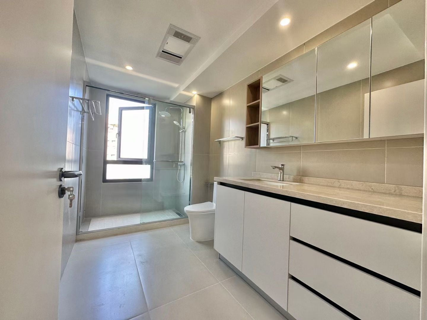 Modern 4br 210sqm at jinqiao 碧云晓园4房