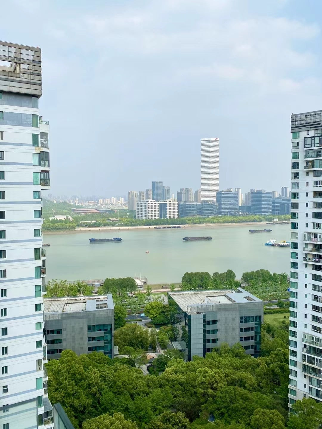 Newly 2br apt river view / xuhui bund 百汇园2房江景
