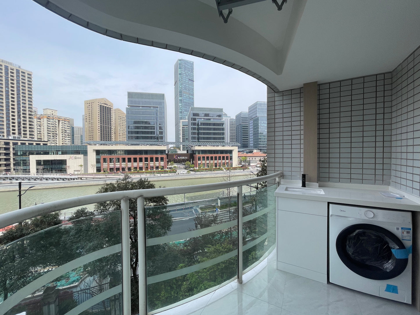 Modern bright 3br with river view 静安河滨花园3房河景