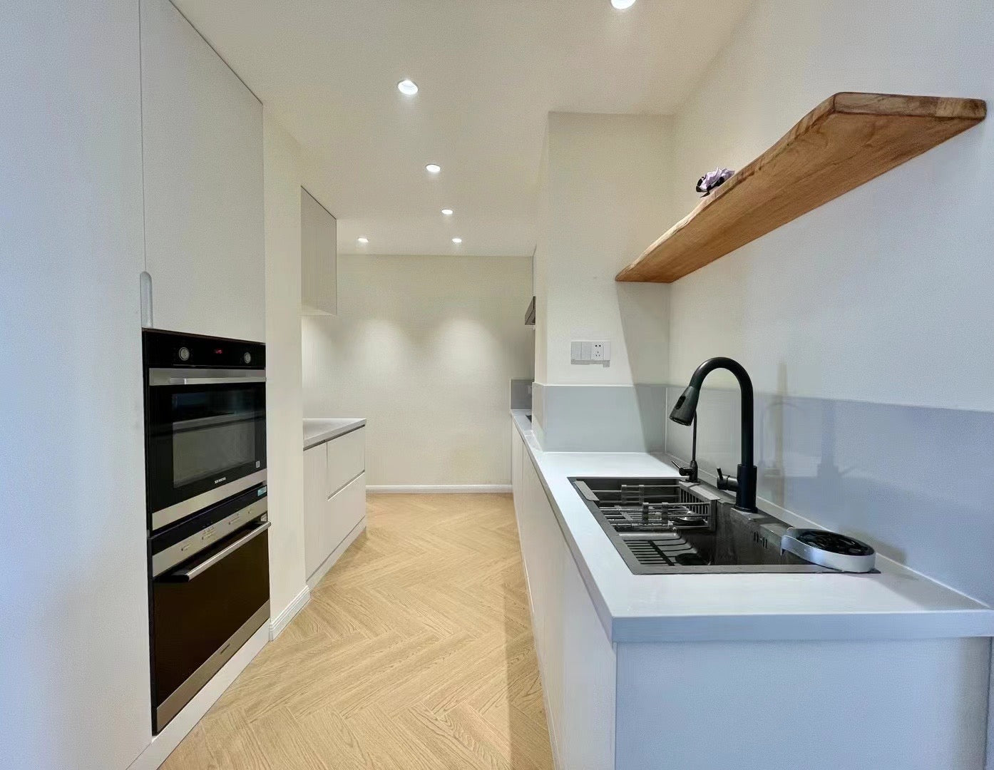 Nice 3br with balcony at jingan 曼克顿豪庭3房带阳台