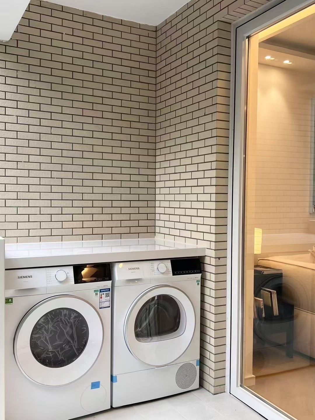 Modern 2br apt with balcony 静安康寓2房带阳台