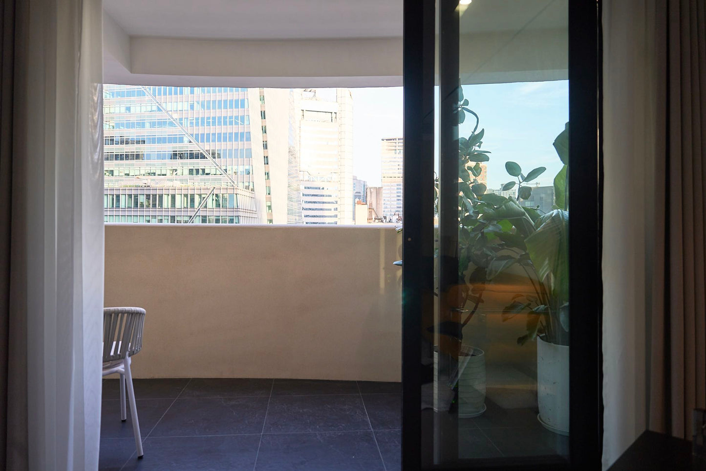 Newly 3br apt at west nanjing rd 嘉发大厦3房