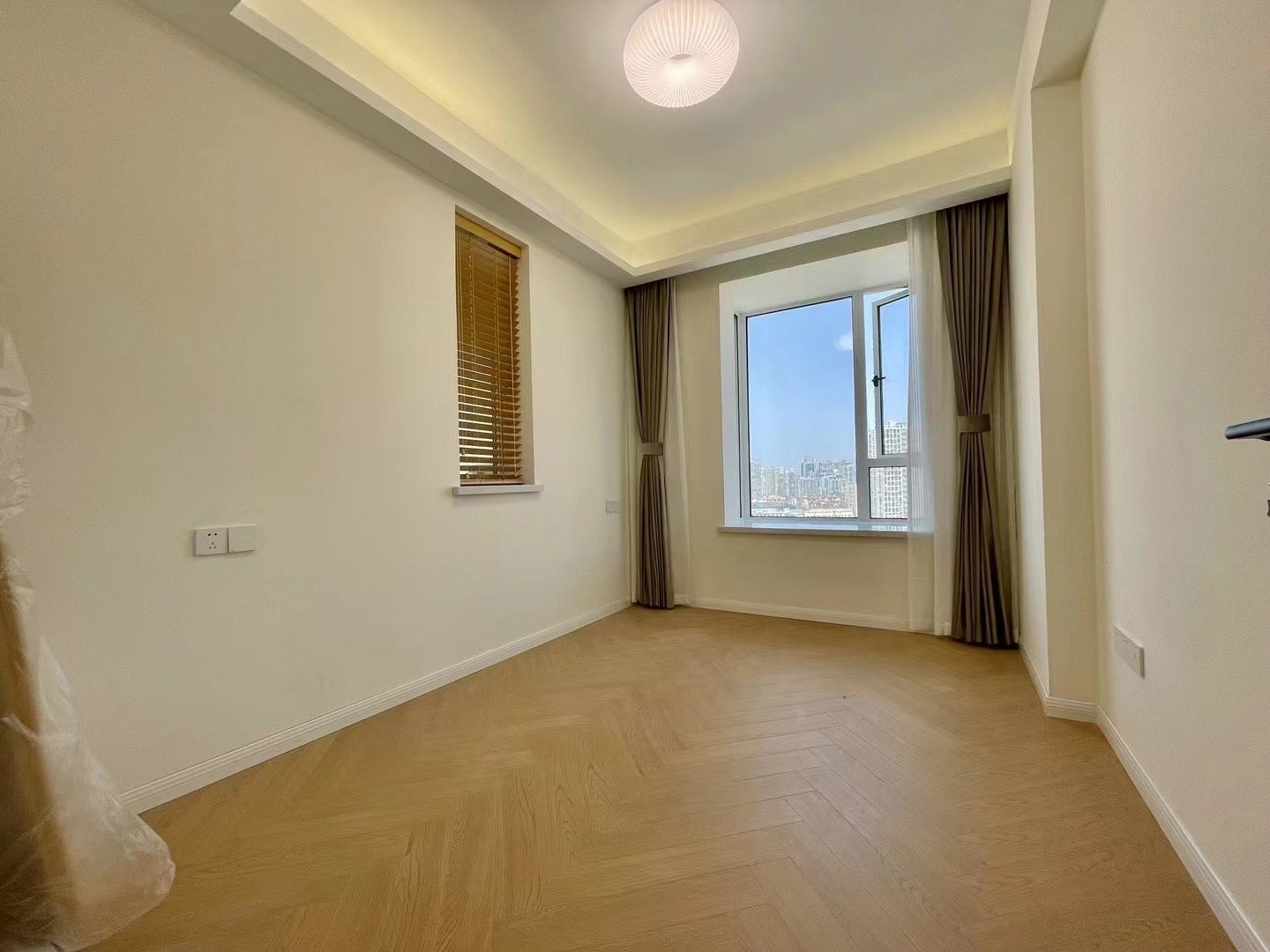 Nice 3br with balcony at jingan 曼克顿豪庭3房带阳台
