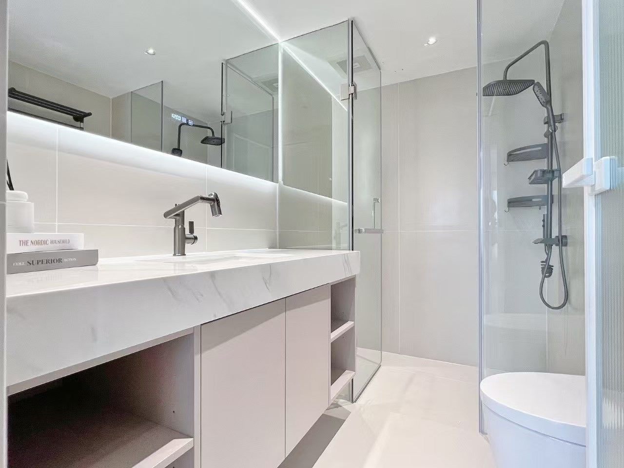 Modern 3br at jiangsu rd 静安风华苑3房