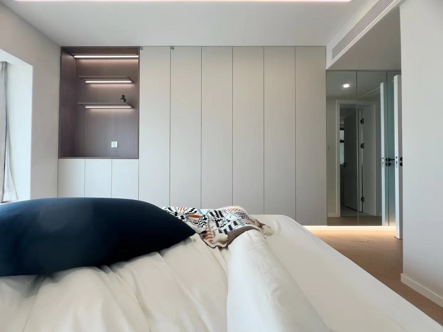 Beautiful 2br apt at one park 静安枫景2房
