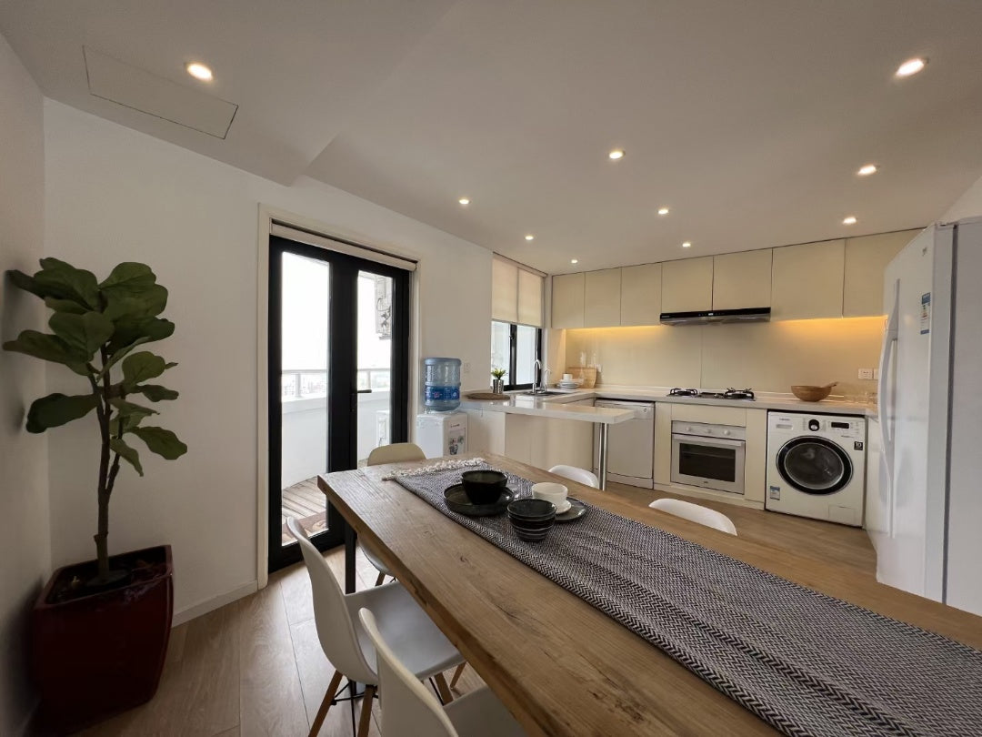 Modern 3br apt with balcony 交通大学3房带露台