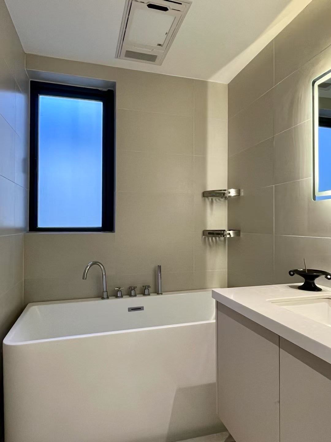 Beautiful 2br with terrace 中远两湾城2房带露台