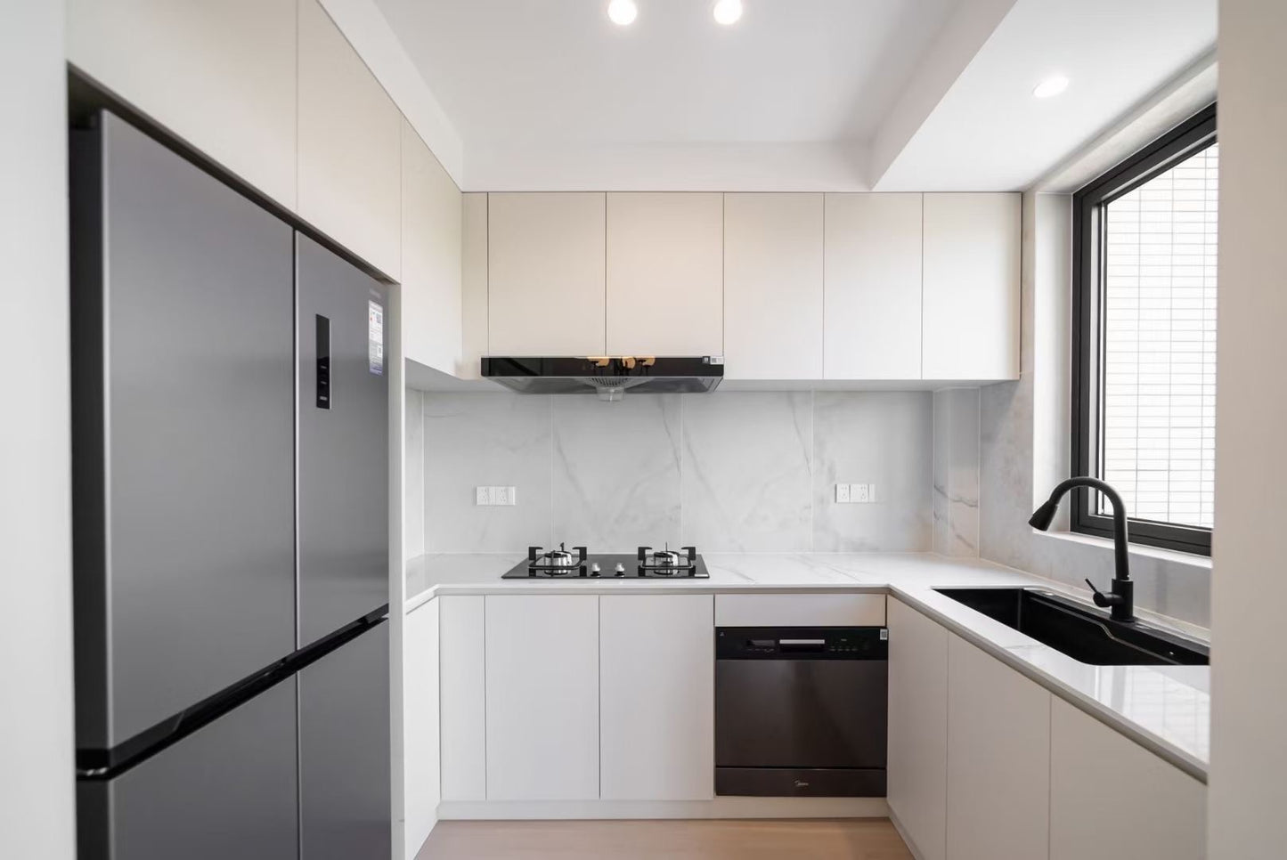 New deco 2br at Zhongshan park 虹桥万博花园2房