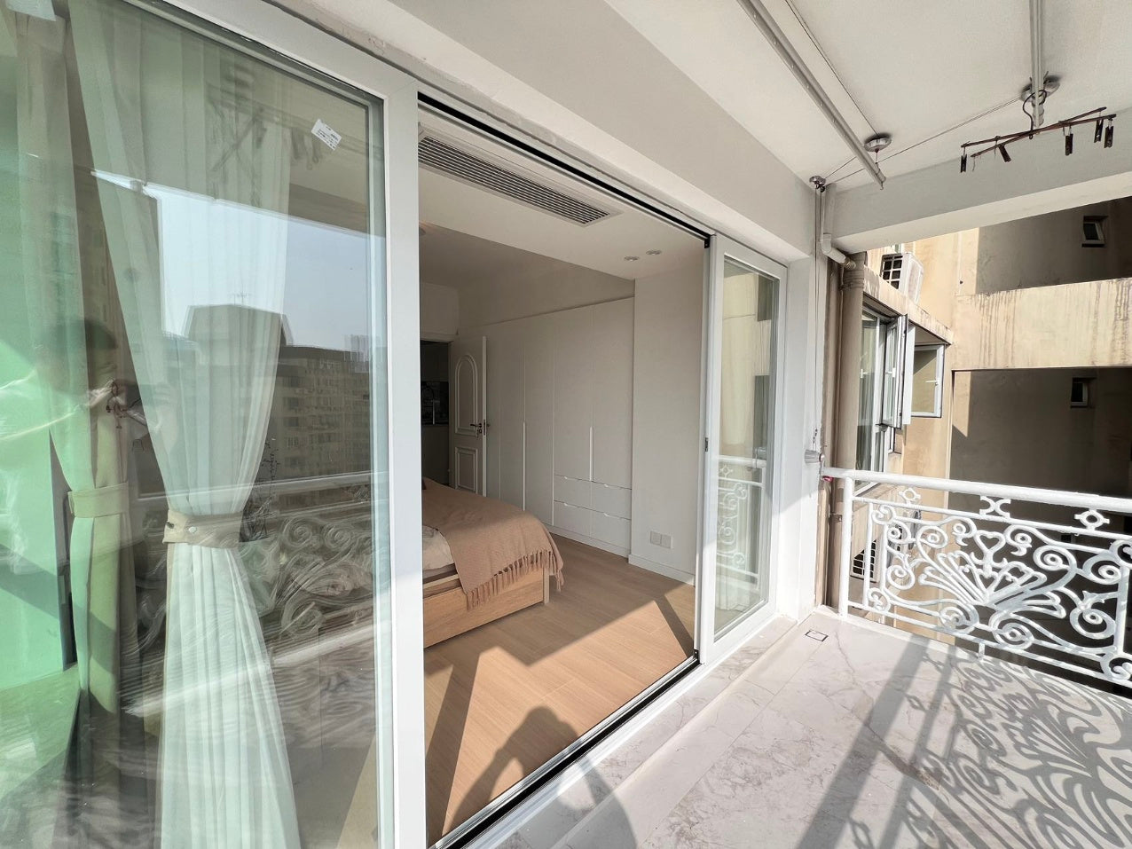 Newly 2br with balcony Jingan Temple 嘉园2房新装修阳台