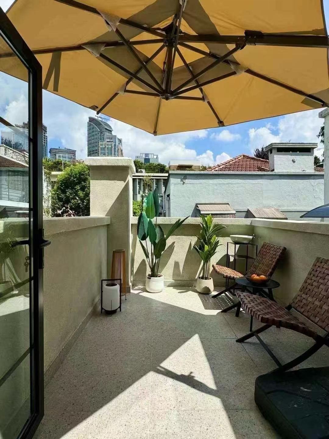 weihai rd 2br apt with terrace 威海路2楼洋房