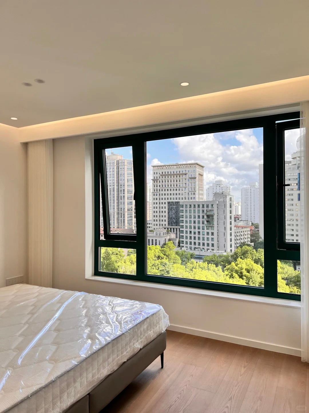 modern 3br 2baths apt at xujiahui 东方曼哈顿3房