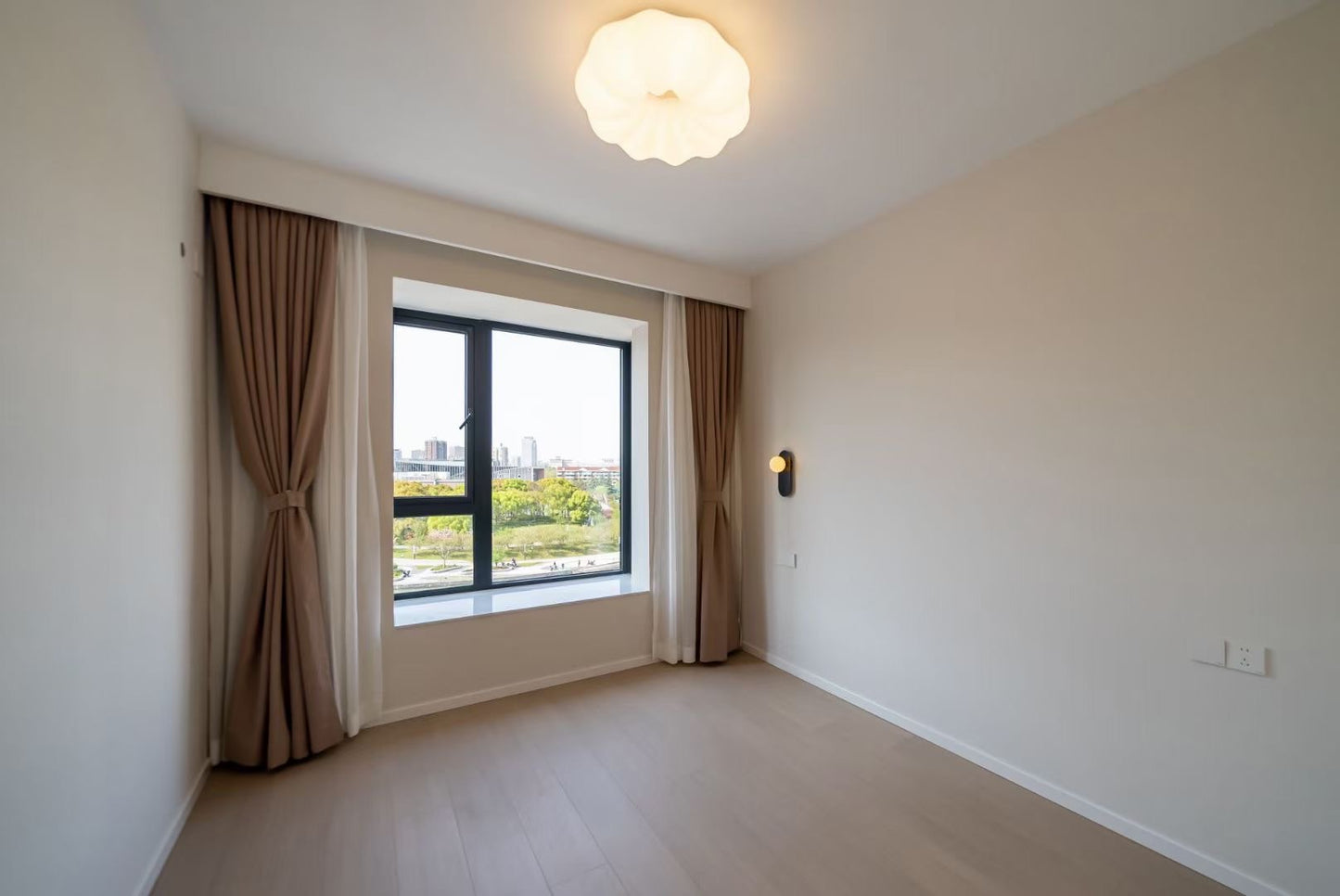 New deco 2br at Zhongshan park 虹桥万博花园2房