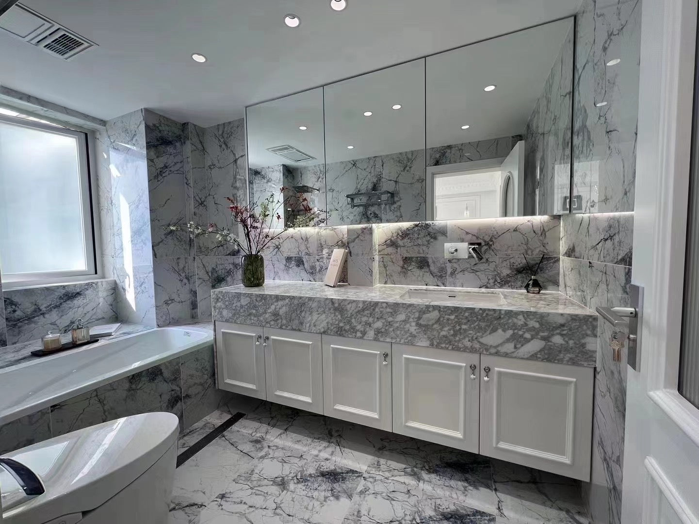 Modern 2br apt at jiangsu rd sta. 静安城2房地暖