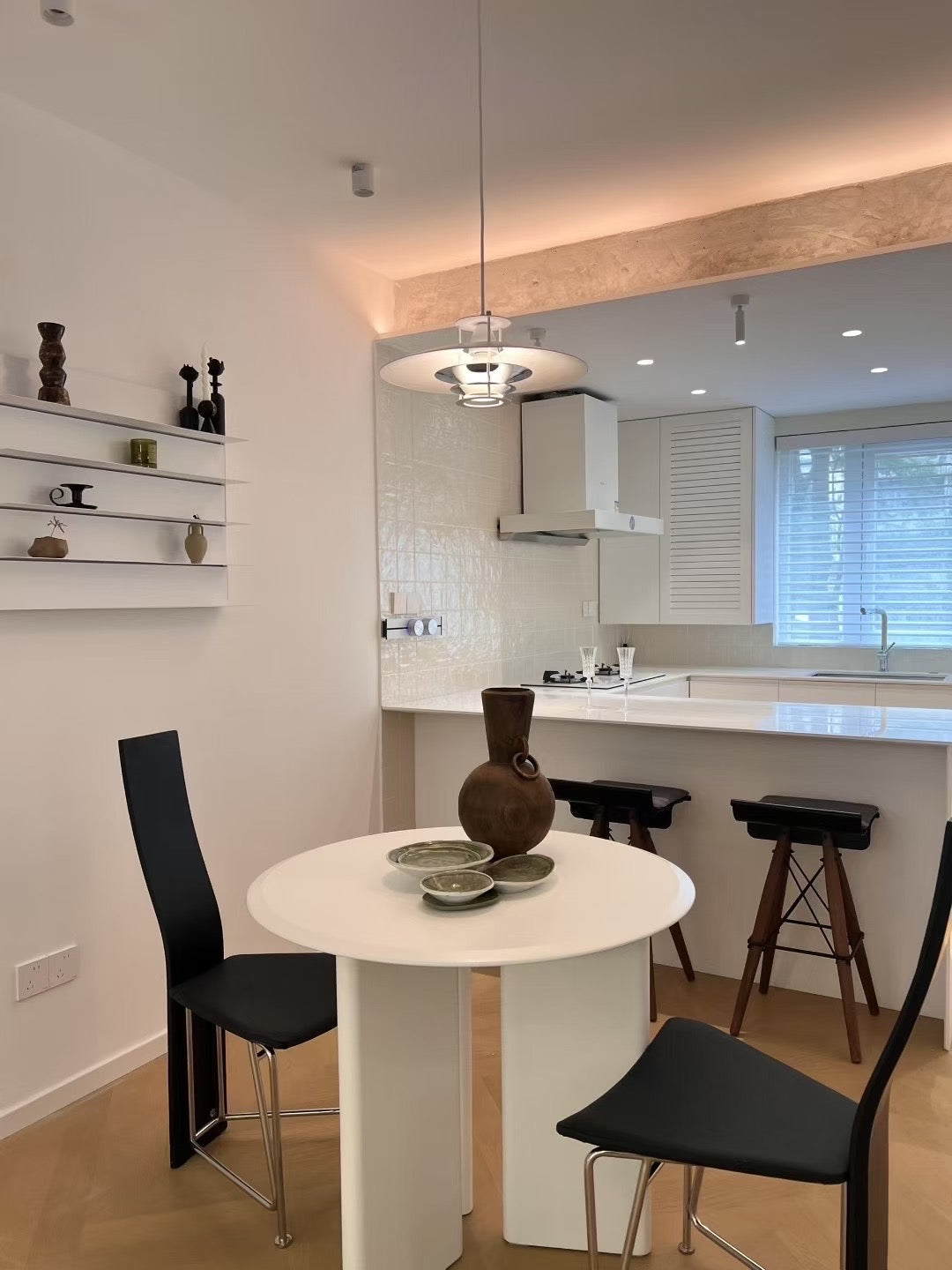 Modern 2br apt with balcony 静安康寓2房带阳台