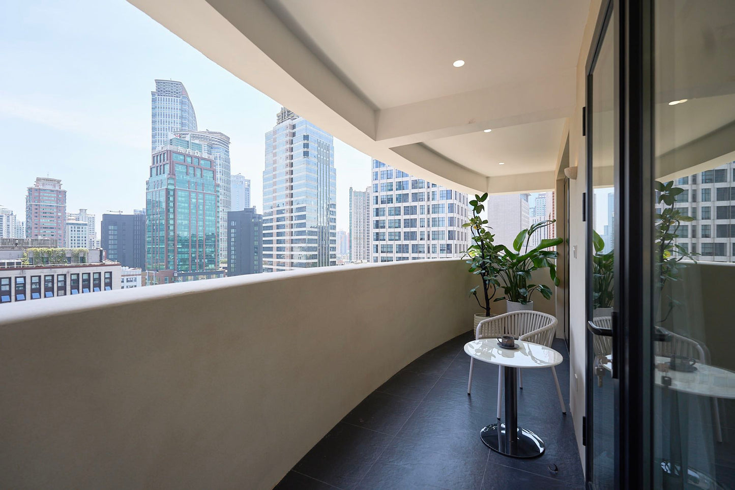 Newly 3br apt at west nanjing rd 嘉发大厦3房