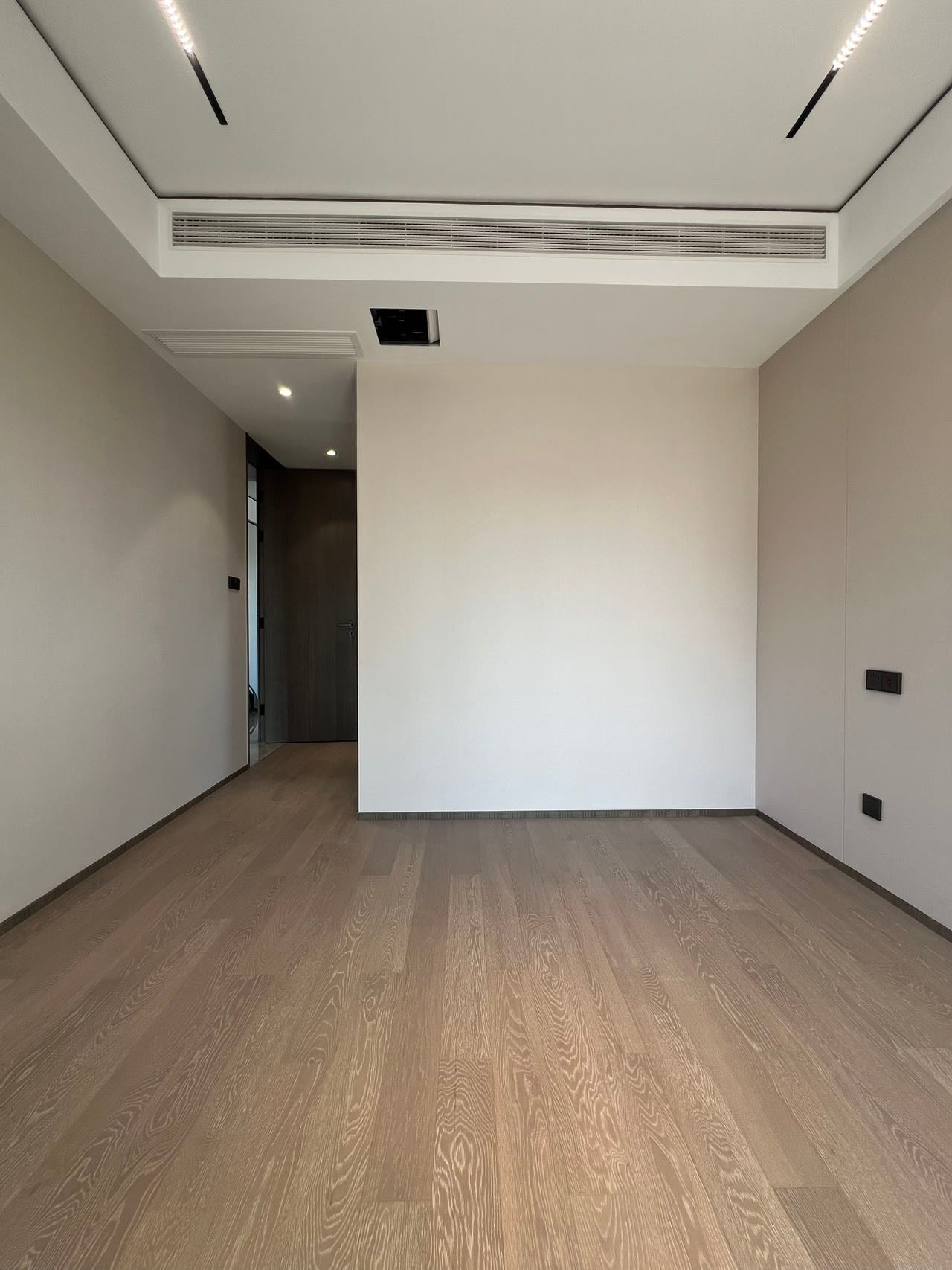 Brand new 3br apt in Jingan 静安鸿印里3房