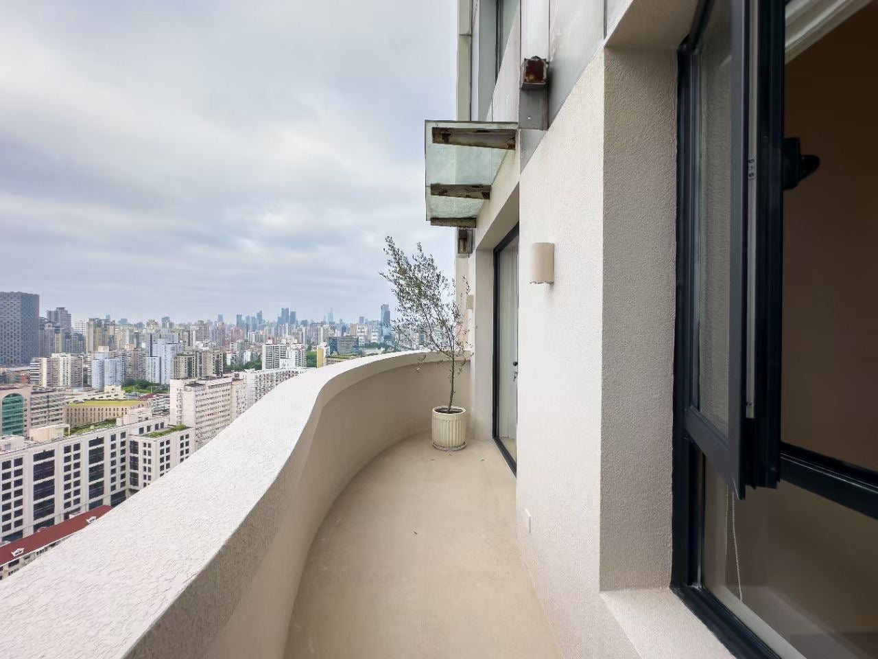 Modern 4br 270sqm with balcony 虹桥豪苑4房270平米
