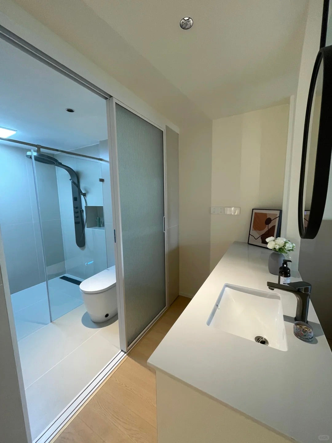 Sunny 2BR + walk in closet at people square 雅州公寓2+1房