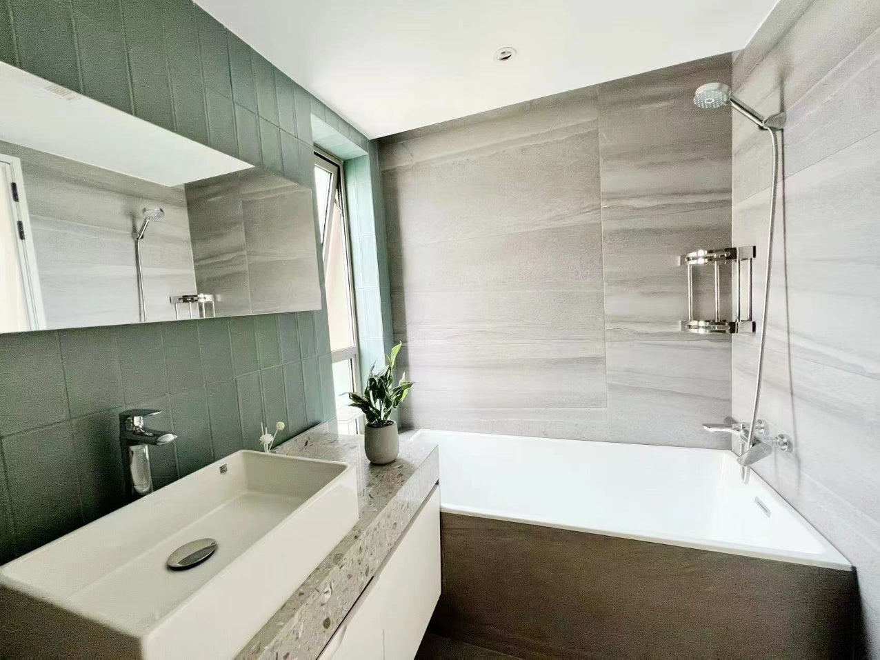 Nice 3br Apt in 8 park Avenue 静安豪景3房