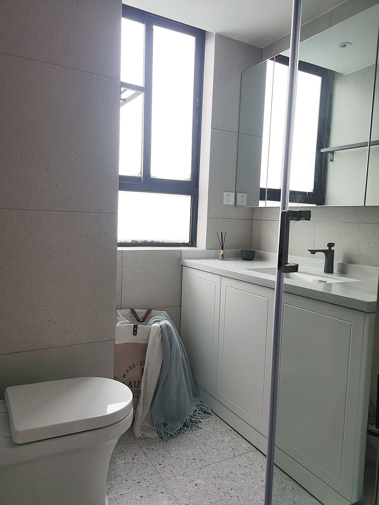 Modern 3br with balcony / Zhongshan park 城宁花苑3房