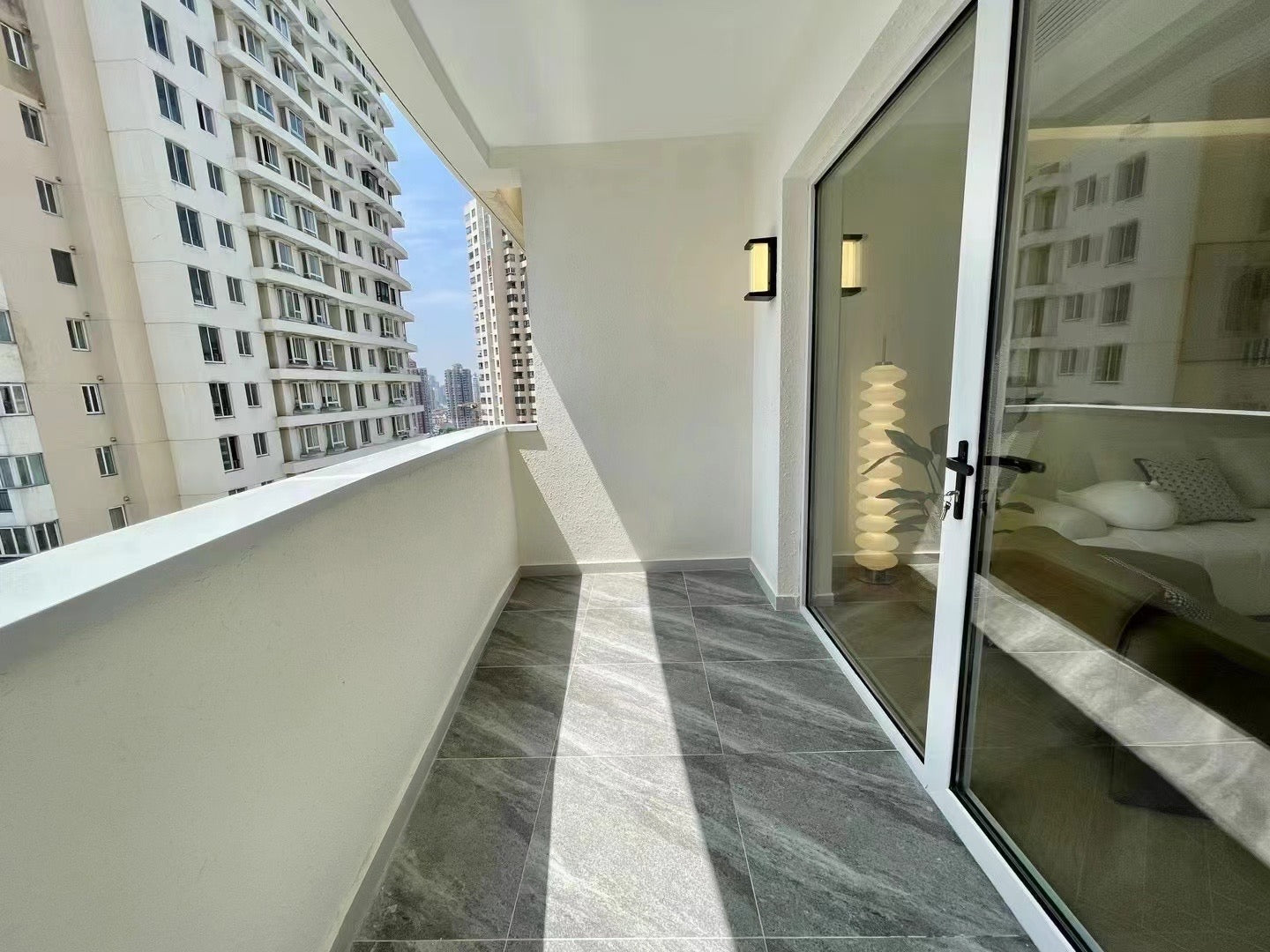 Nice 3br with balcony at jingan 曼克顿豪庭3房带阳台