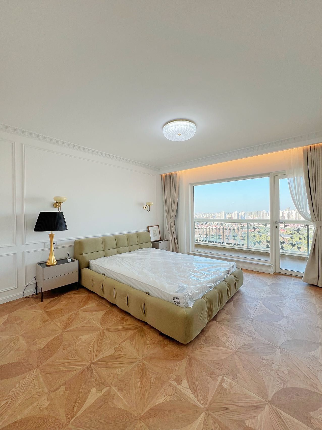 Spacious 3br + study apt 260sqm in Gubei 伦敦广场3+1房
