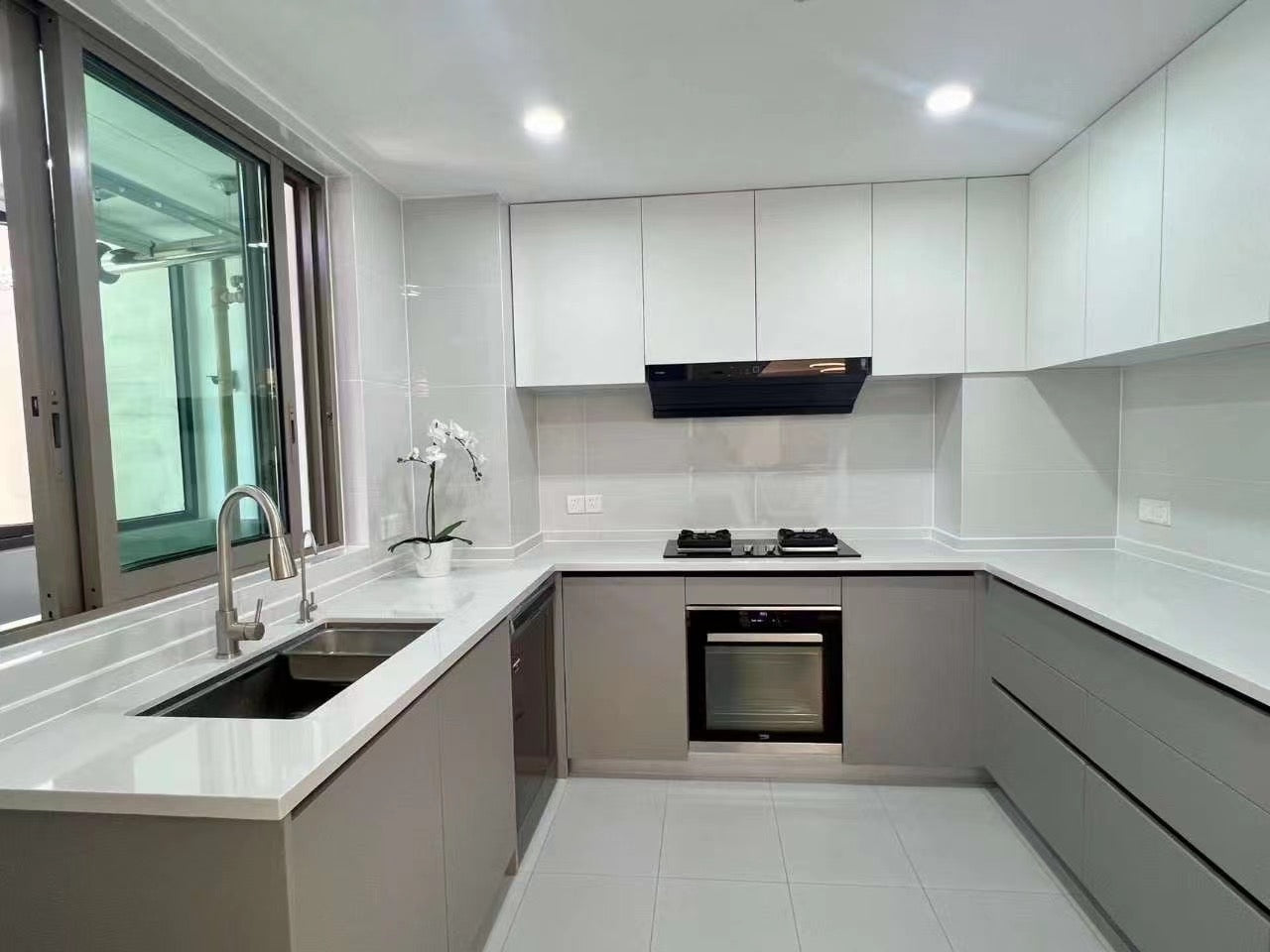 Modern 2br apt with balcony in jingan four seasons 静安四季2房带阳台