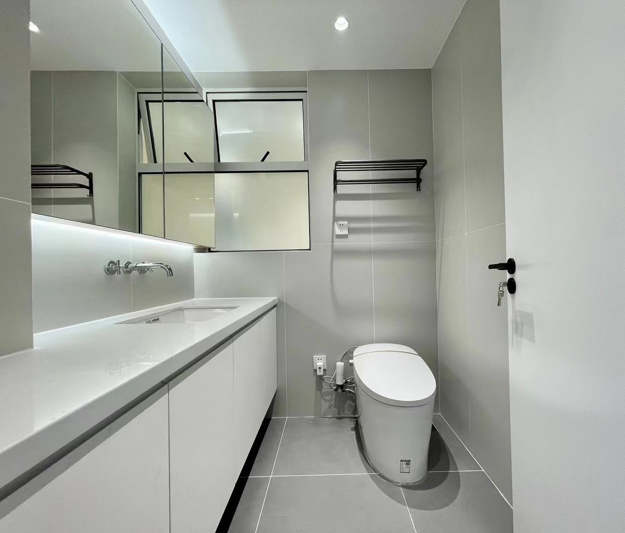 Nice 3br with balcony at jingan 曼克顿豪庭3房带阳台