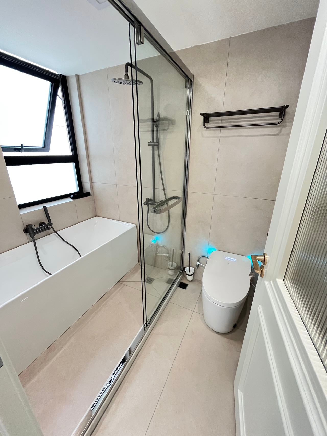 modern 3br 2baths apt at Xujiahui 福源汇居3房