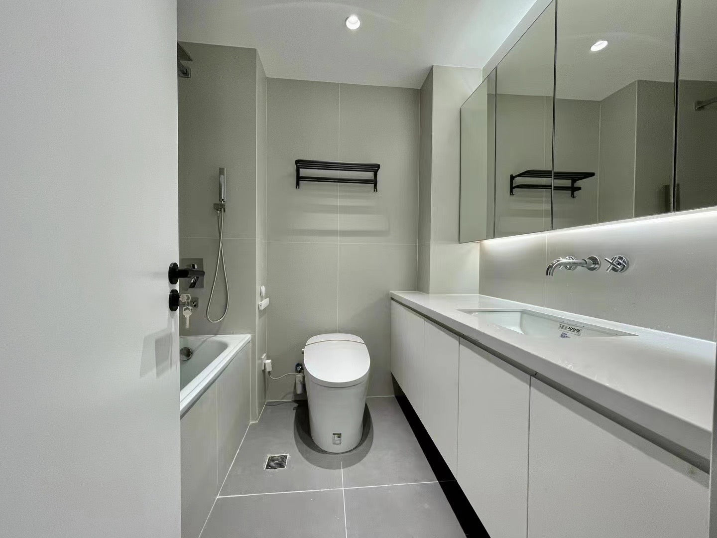 Nice 3br with balcony at jingan 曼克顿豪庭3房带阳台