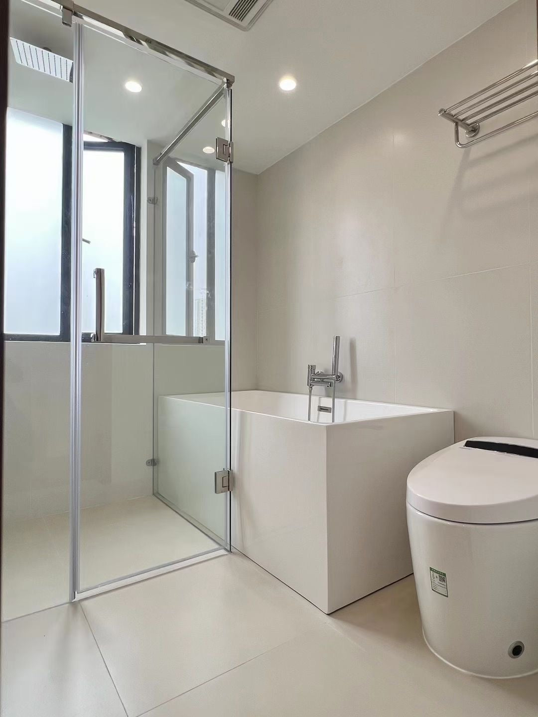 Newly 3br at west nanjing rd 嘉发大厦3房
