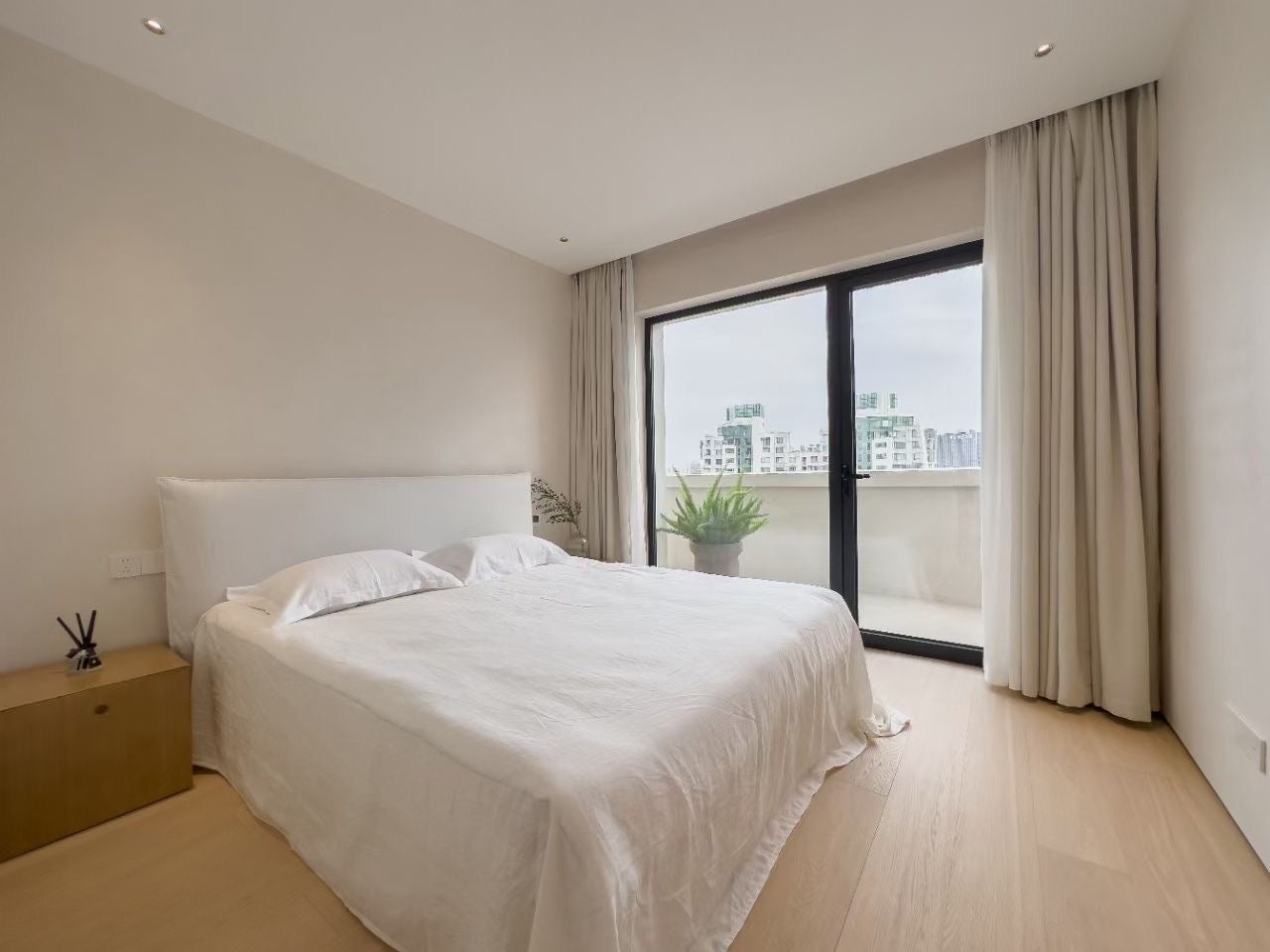 Modern 4br 270sqm with balcony 虹桥豪苑4房270平米