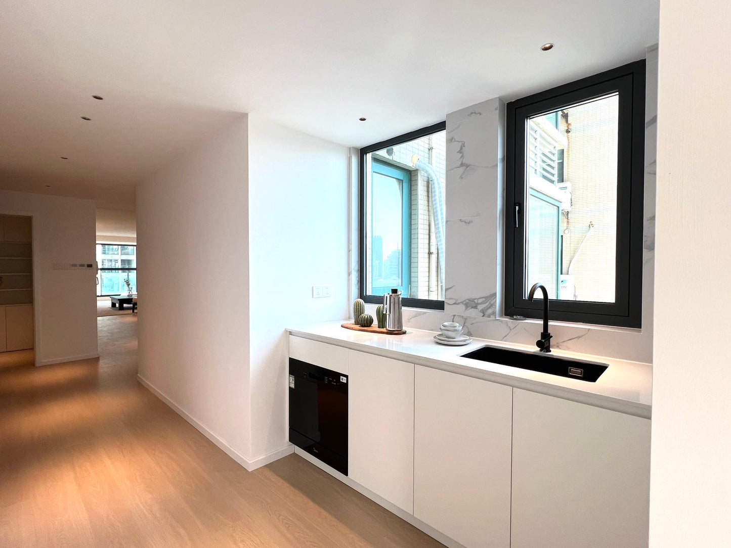 Spacious 3+1br with floor heating / Xujiahui 徐家汇花园3+1房