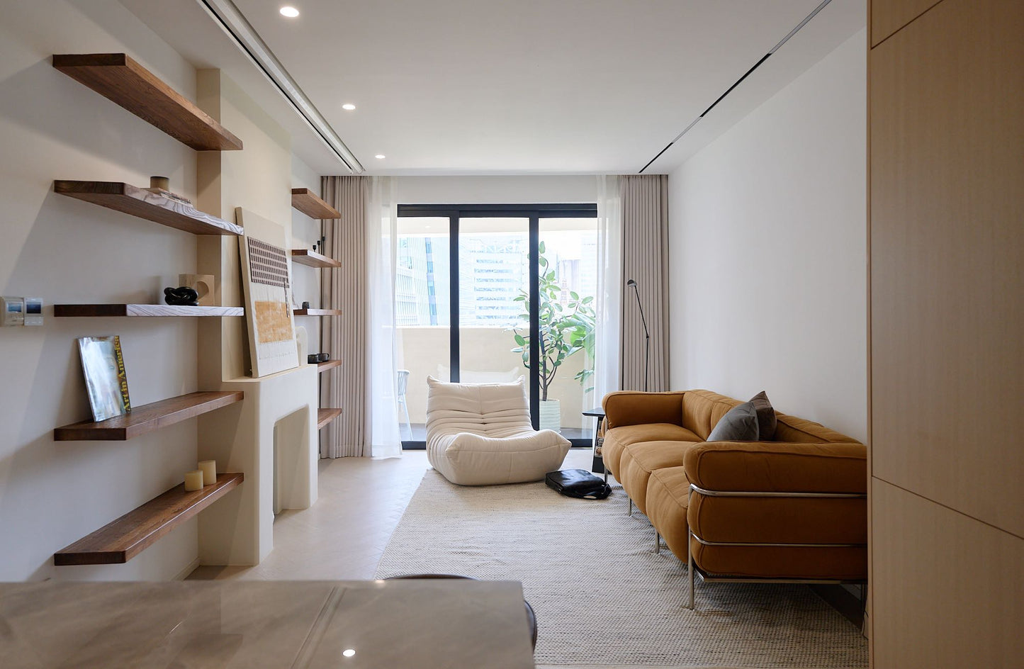 Newly 3br apt at west nanjing rd 嘉发大厦3房