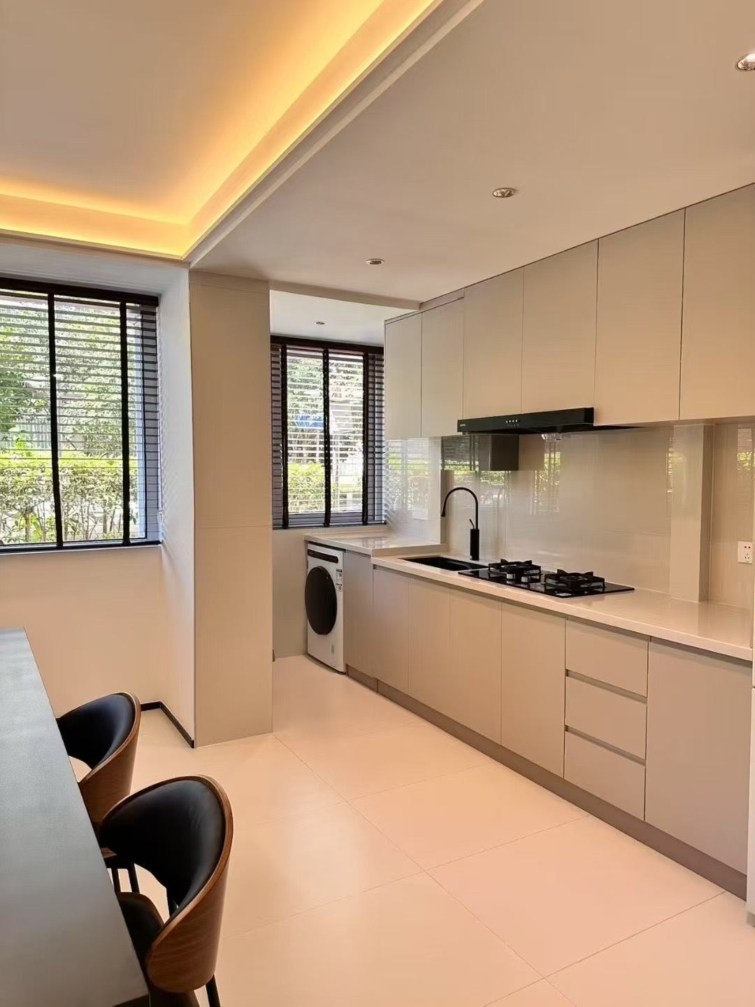 Modern 2br apt with garden 静安紫兰苑2房