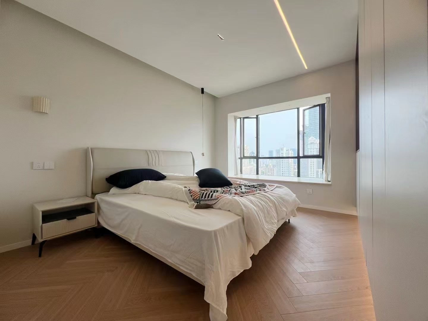 Beautiful 2br apt at one park 静安枫景2房