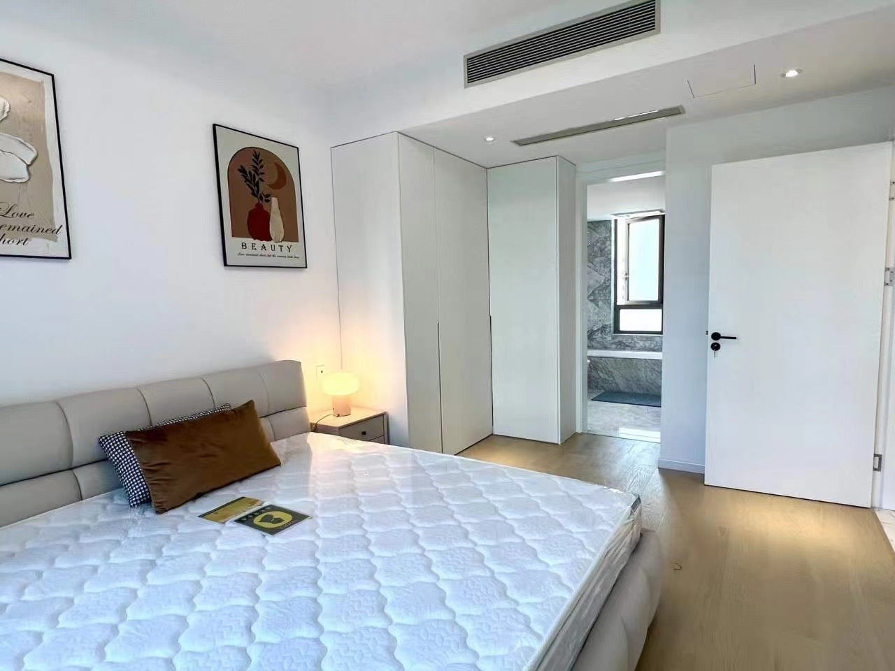 Modern 2br apt with balcony in jingan four seasons 静安四季2房带阳台