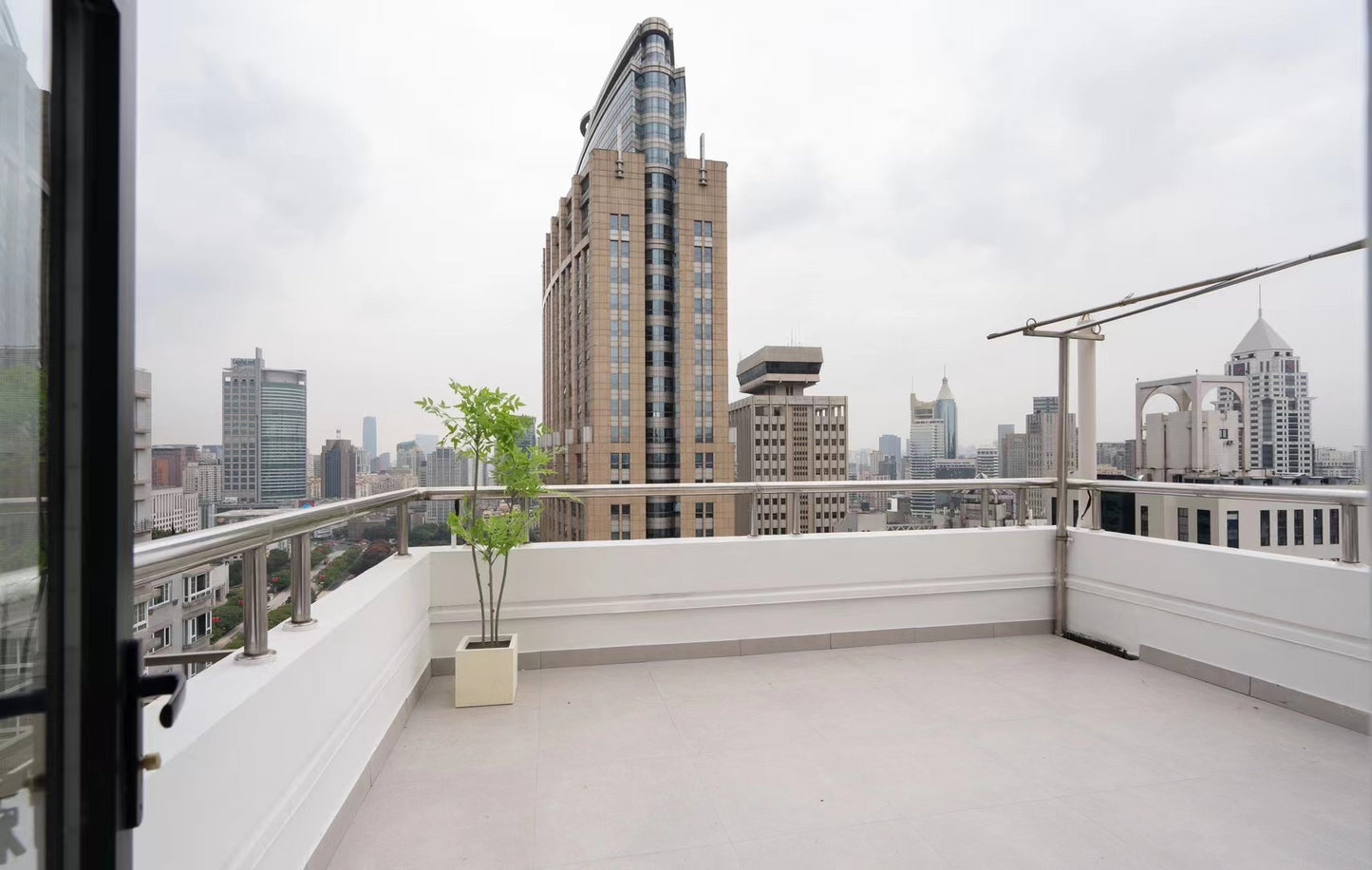 Nice 3br with terrace at people square 宏泰公寓3房带露台