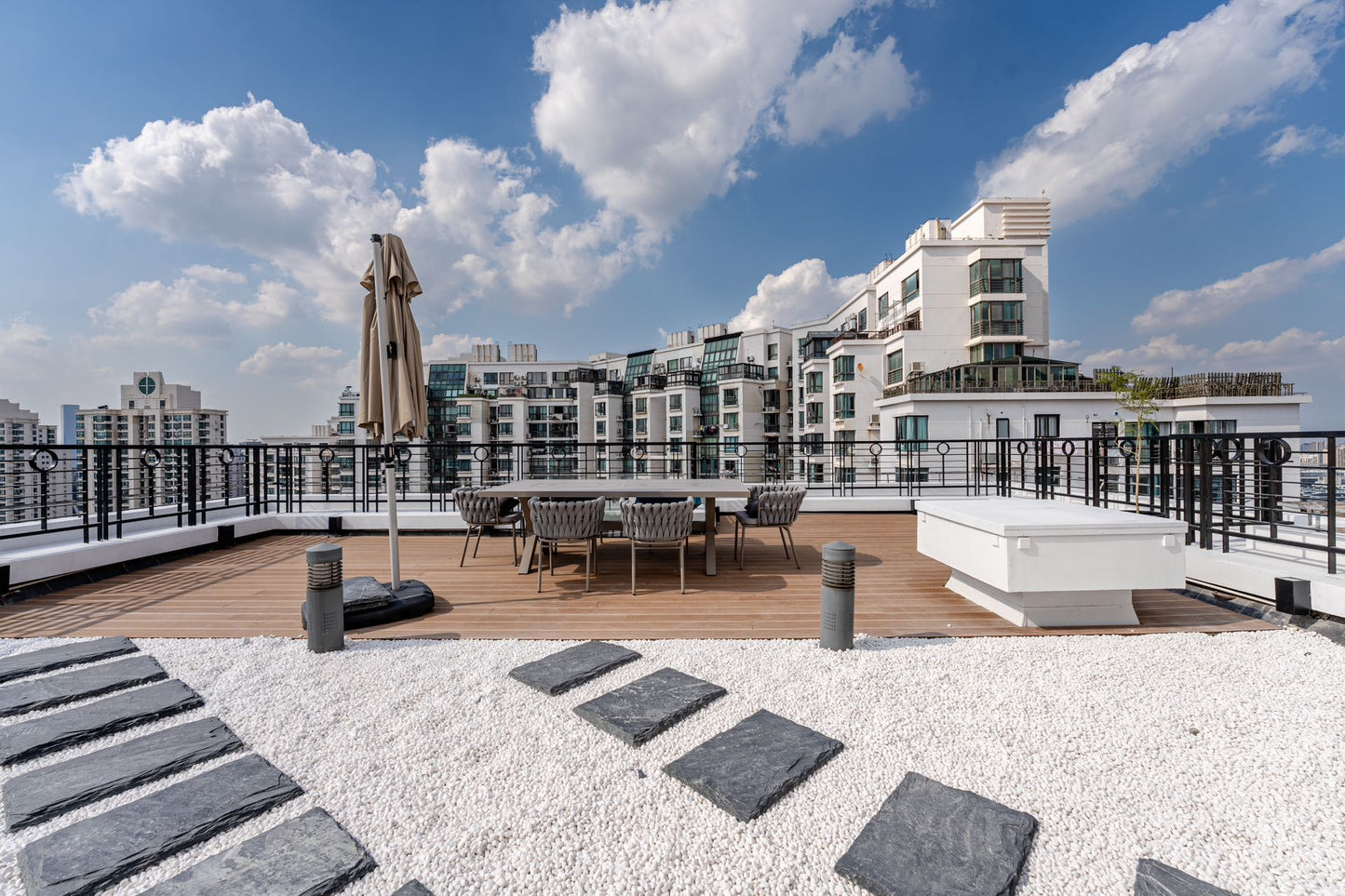 Penthouse 200sqm with roof terrace 中远两湾城3+1房带露台