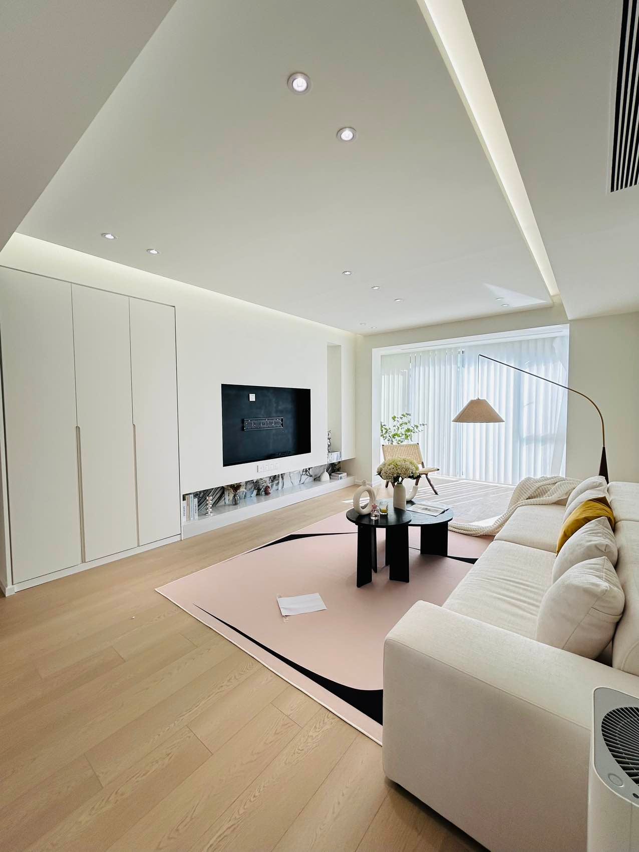 Bright 2br at loushanguan rd 虹桥万博花苑2房