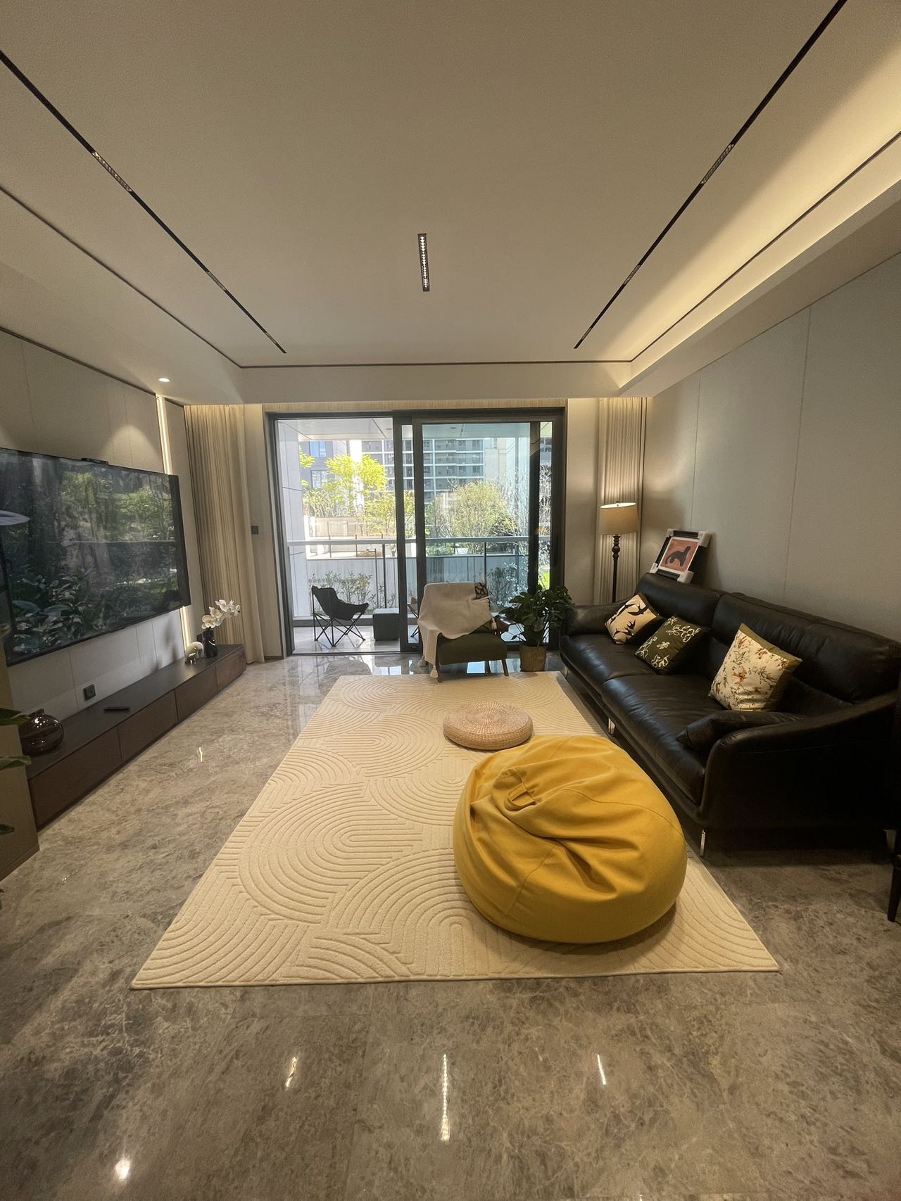 Brand new 3br with balcony in Jingan 静安鸿印里3房