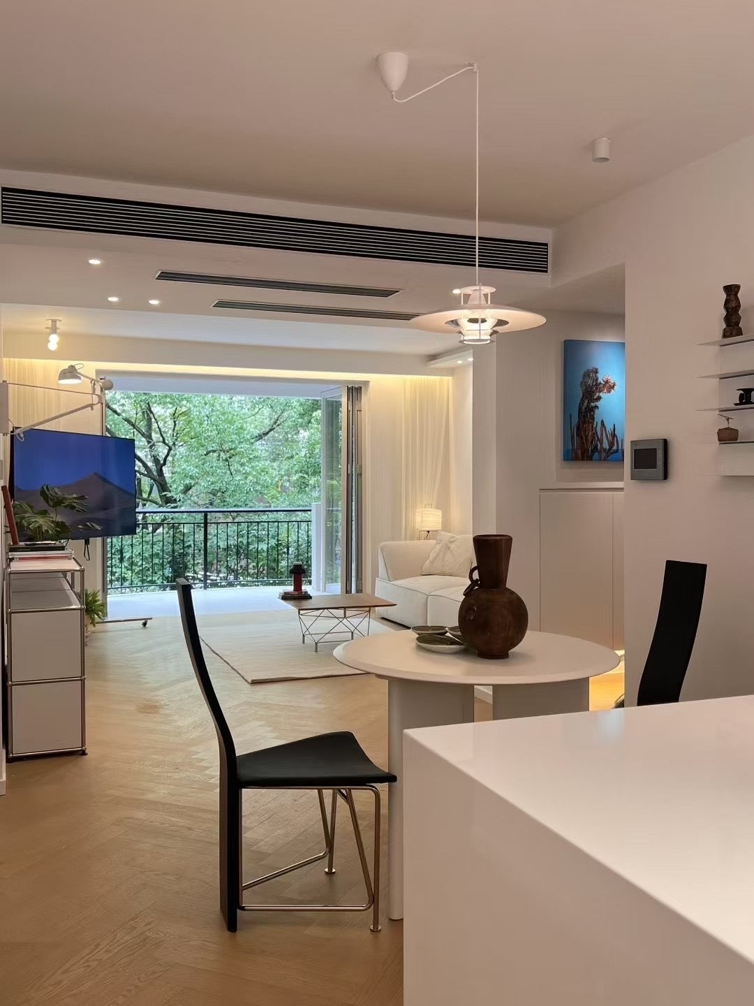 Modern 2br apt with balcony 静安康寓2房带阳台