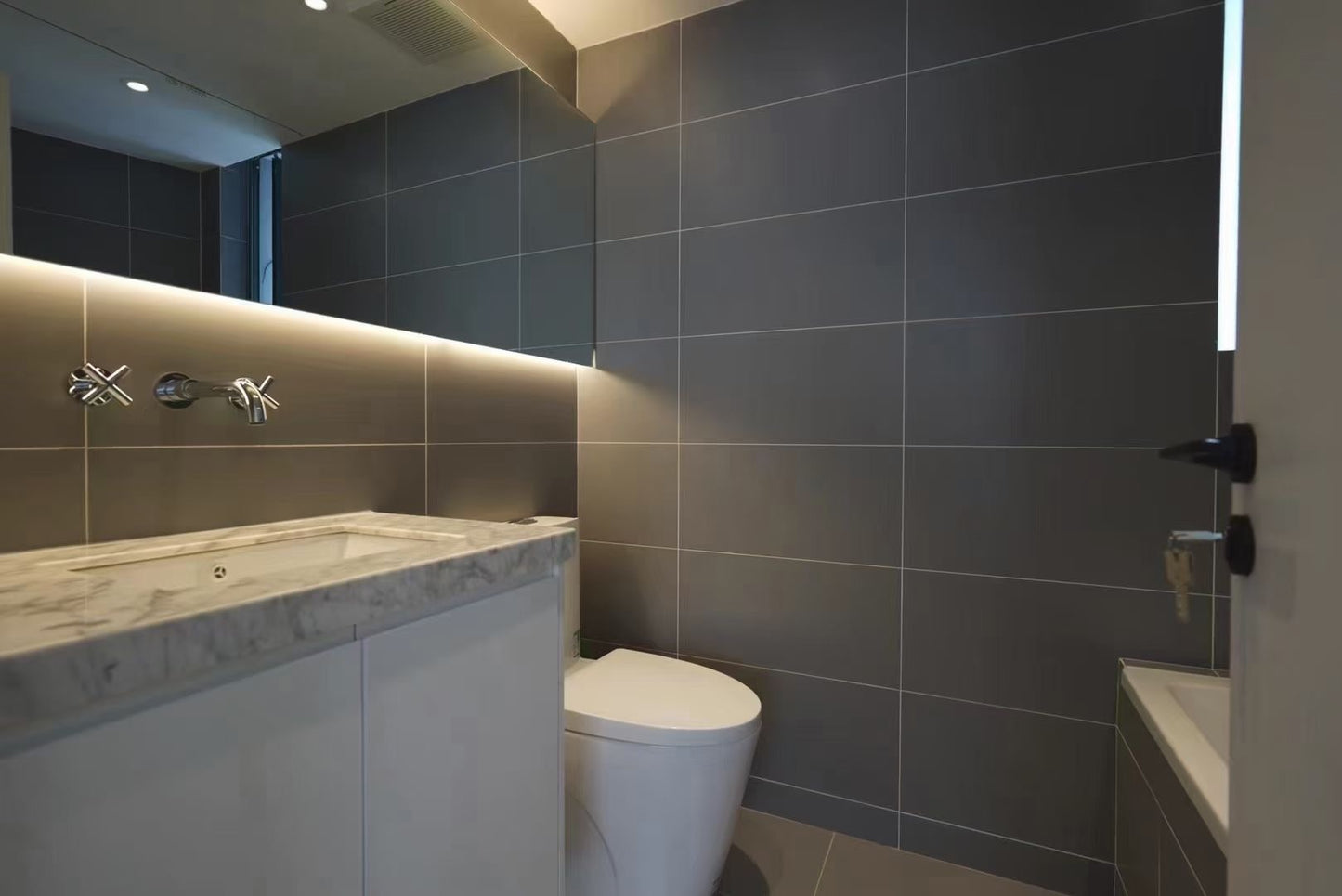 Modern 3br apt with big terrace 静安桂花园3房带露台