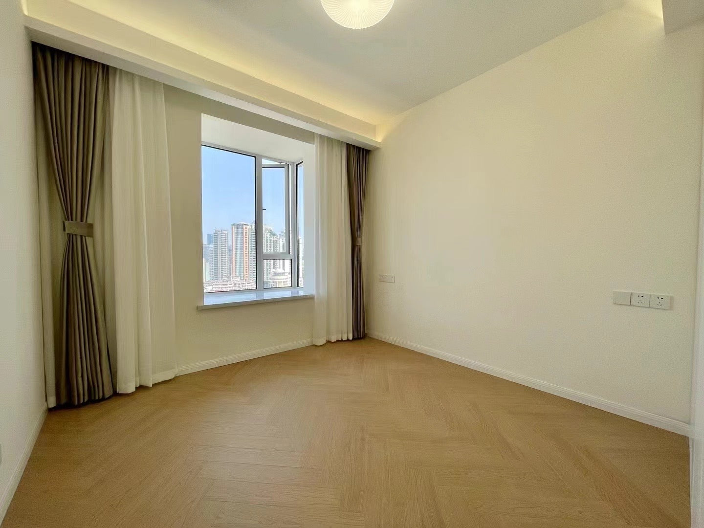 Nice 3br with balcony at jingan 曼克顿豪庭3房带阳台