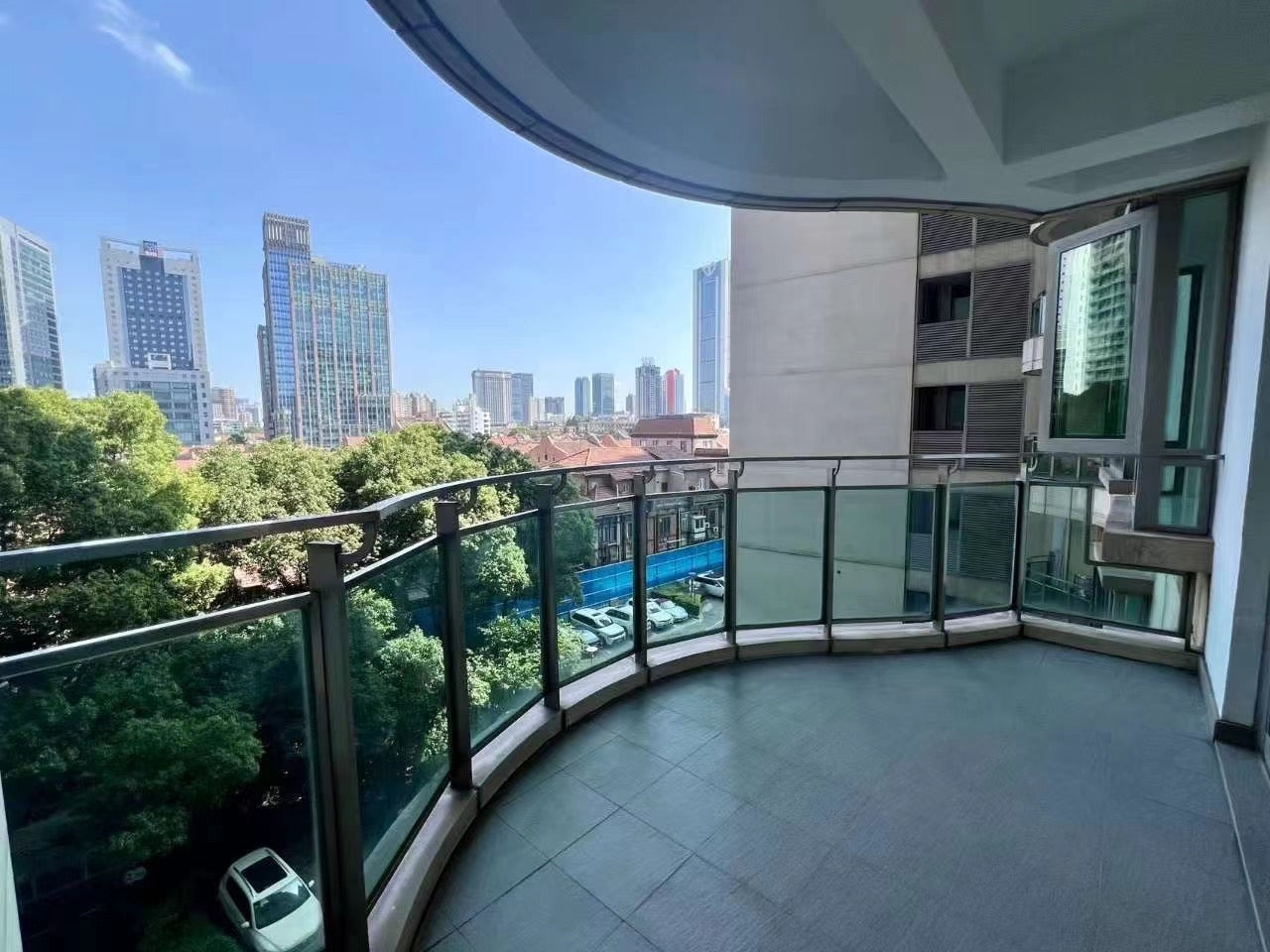 Modern 2br apt with balcony in jingan four seasons 静安四季2房带阳台