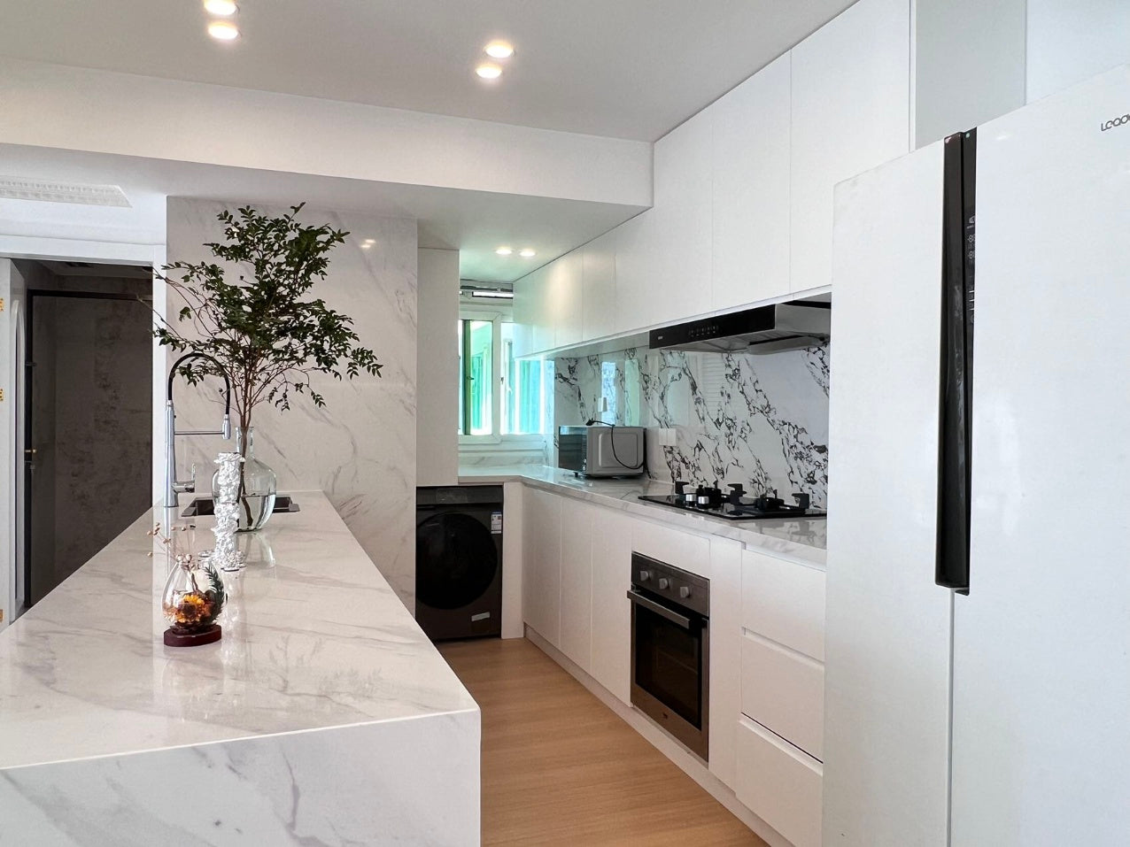 Newly 2br with balcony Jingan Temple 嘉园2房新装修阳台