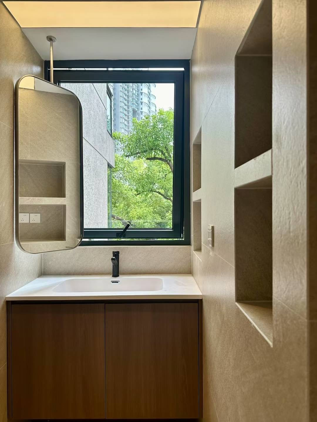 Newly 2br beside Suzhou river 中远两湾城2房